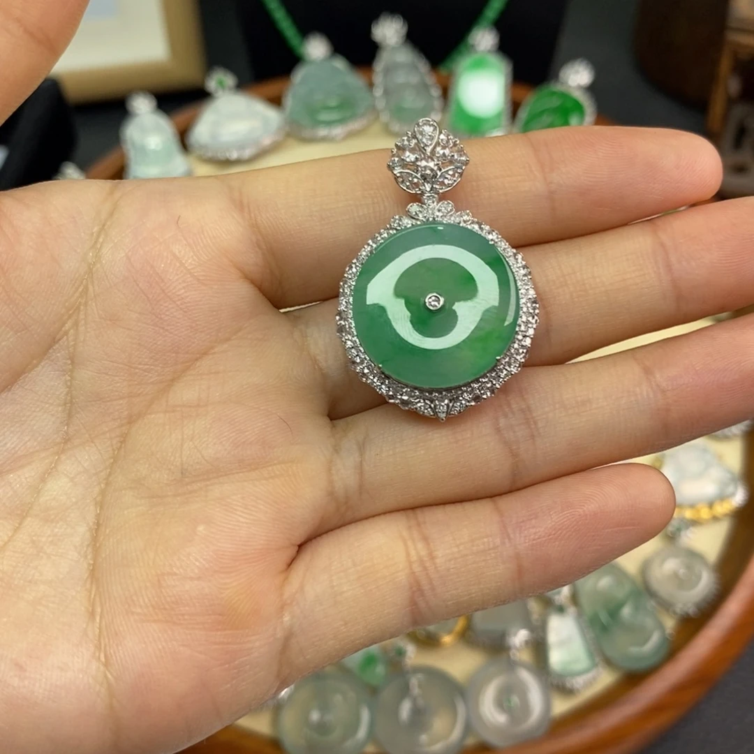 翡翠18K金镶嵌颈饰翡翠