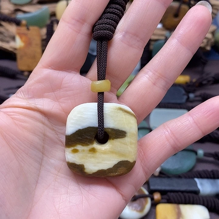 未镶嵌蛇纹石玉颈饰
