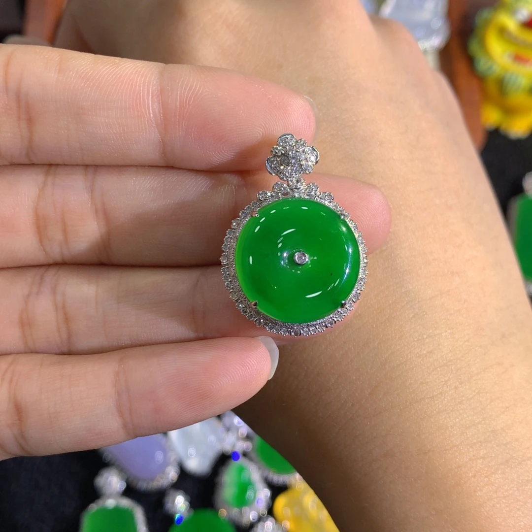 翡翠18K金镶嵌颈饰