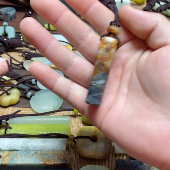 蛇纹石玉挂件未镶嵌