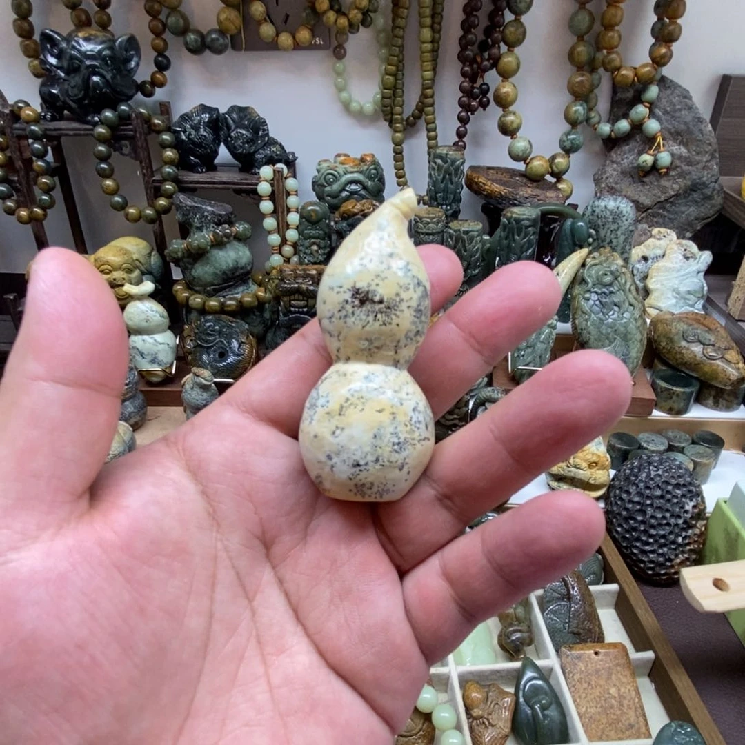 未镶嵌岫岩河磨玉（透闪石质玉）把件