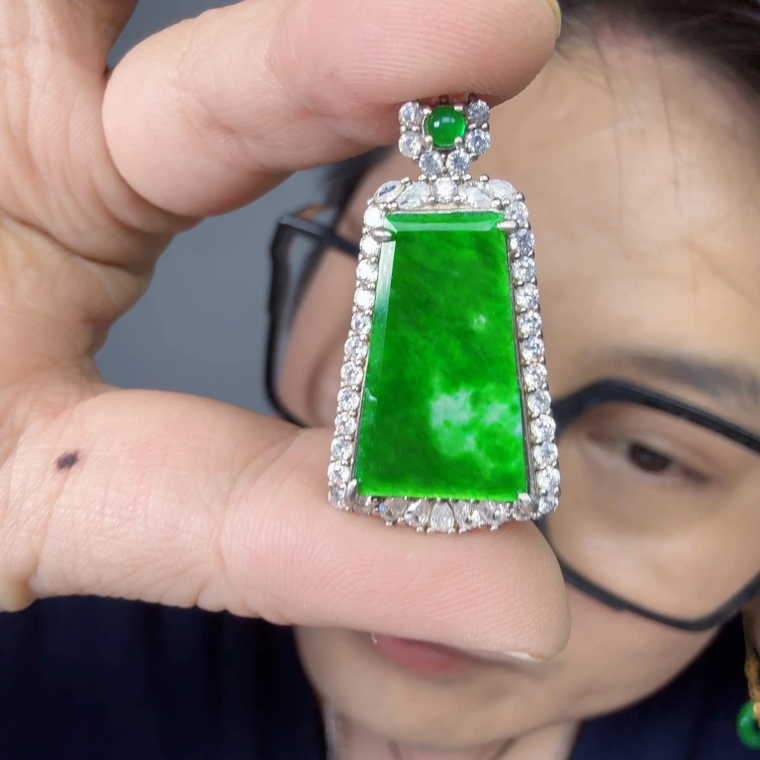 翡翠未镶嵌颈饰一件