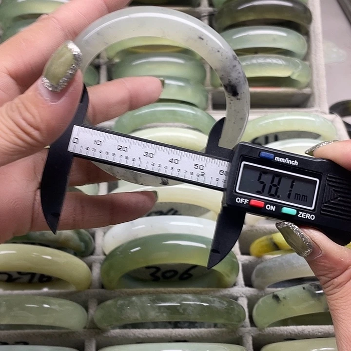 蛇纹石玉未镶嵌手镯281