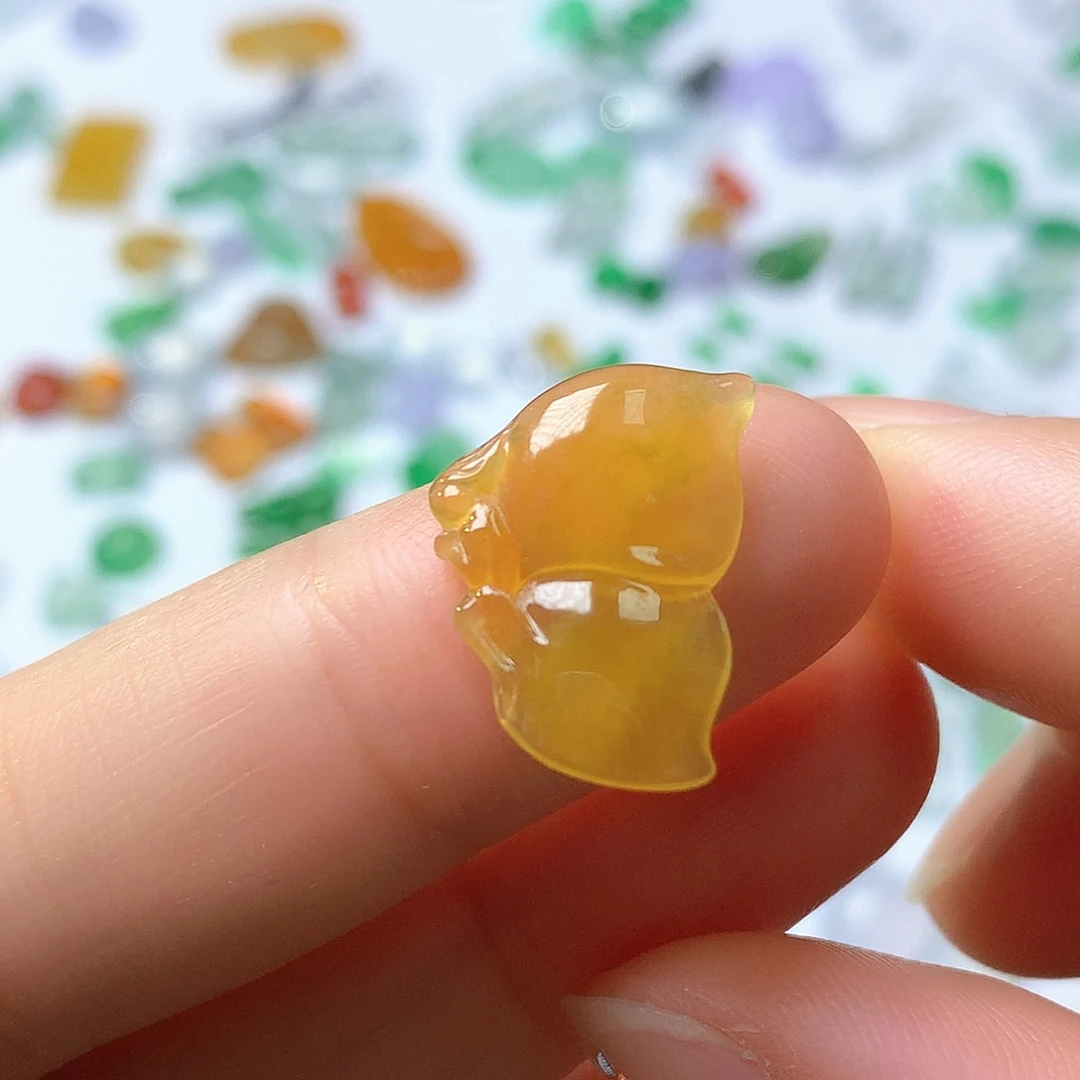 翡翠未镶嵌颈饰仙子