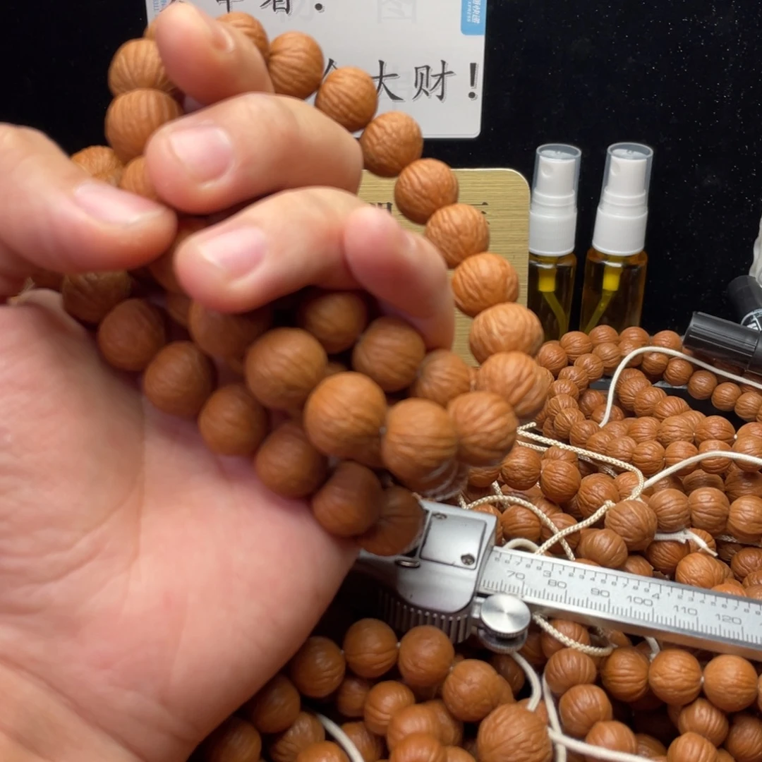 猴头核桃吊坠凤羽