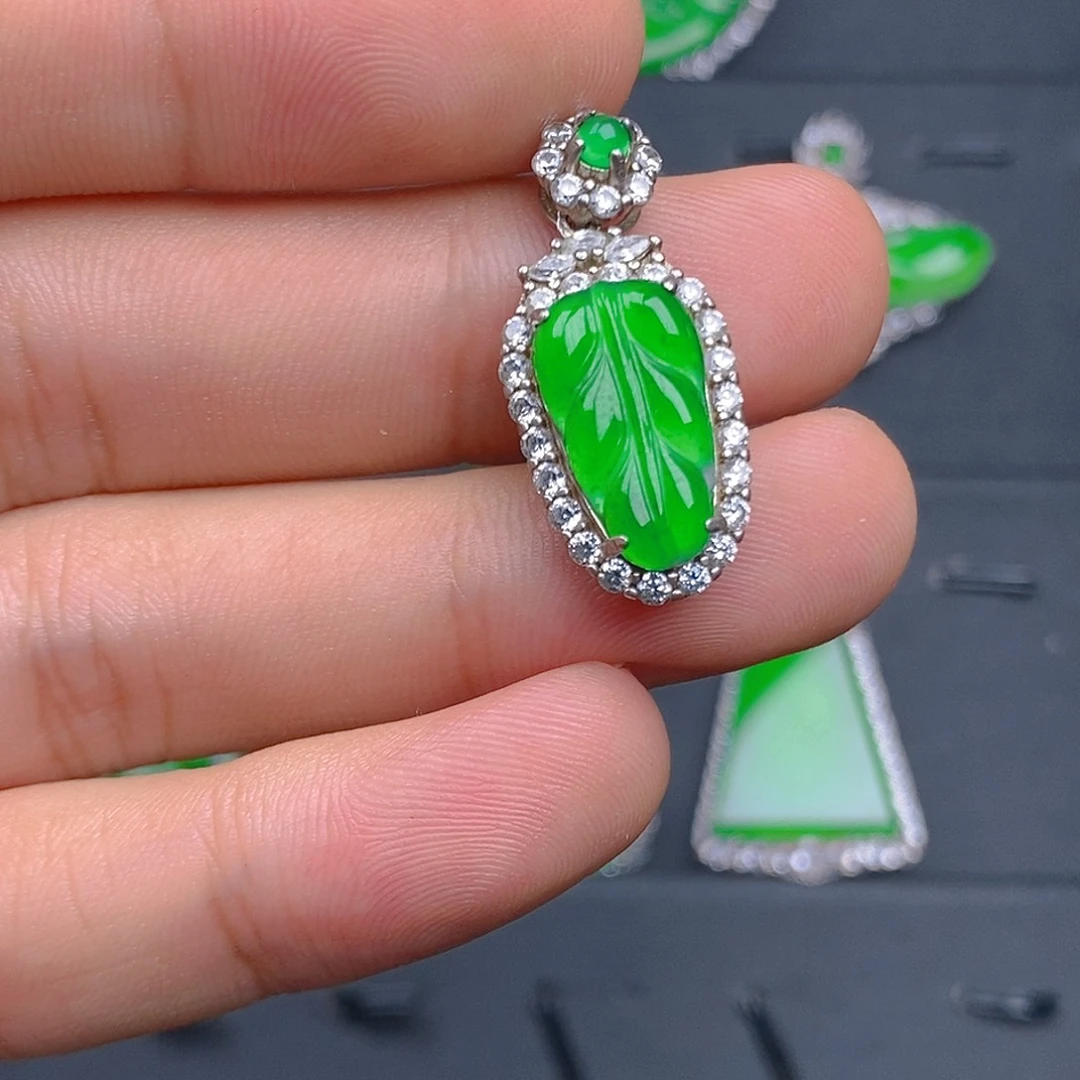 吊坠(赠链)银S925镶嵌翡翠吊坠