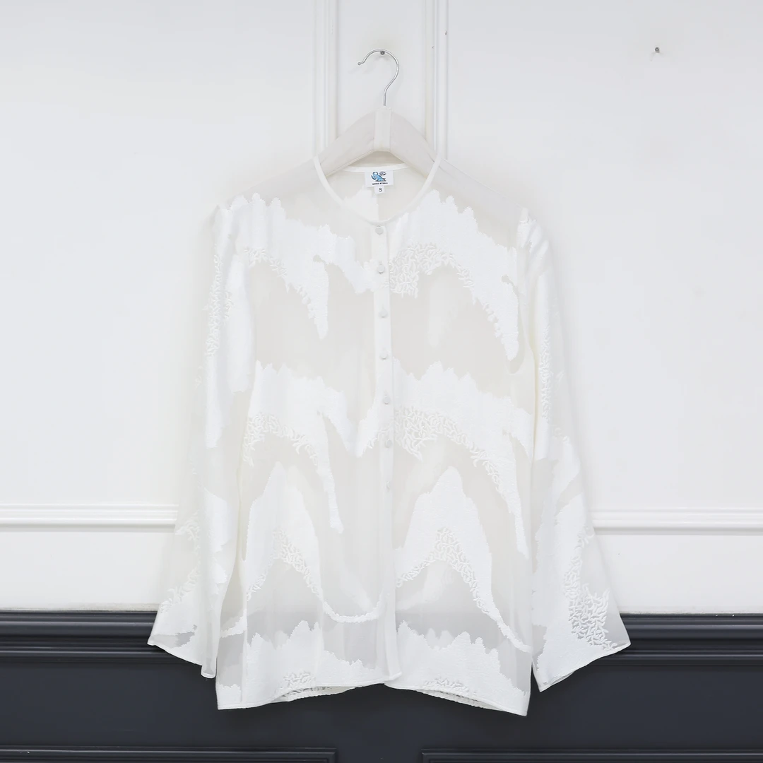 【壁虎姐】GECKO2025夏季新款 新中式白色提花薄款透气圆领衬衫。