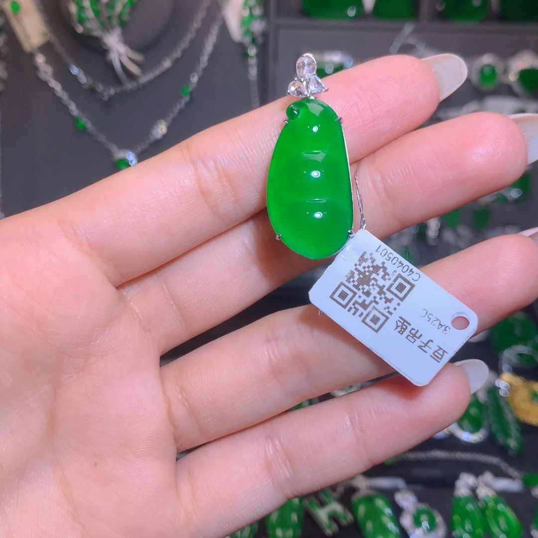 颈饰18K金镶嵌翡翠豆子