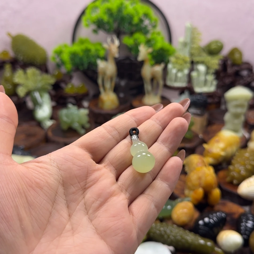 水***清蛇纹石玉未镶嵌颈饰