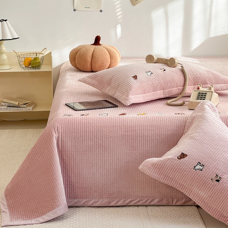 秋冬季加厚宝宝绒床盖三件套休闲简约风纯色可爱刺绣床单保暖防滑