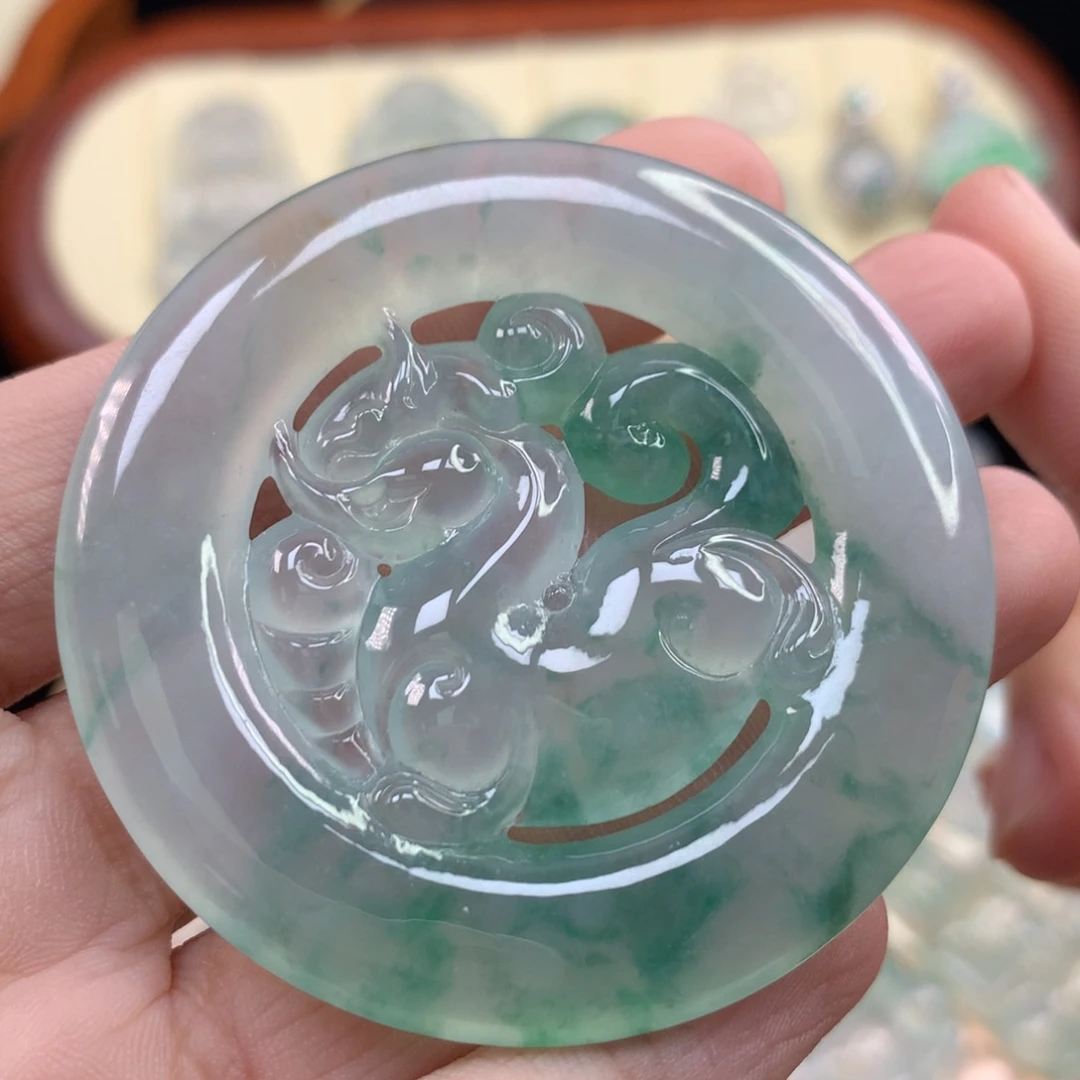 翡翠挂件未镶嵌麒麟牌