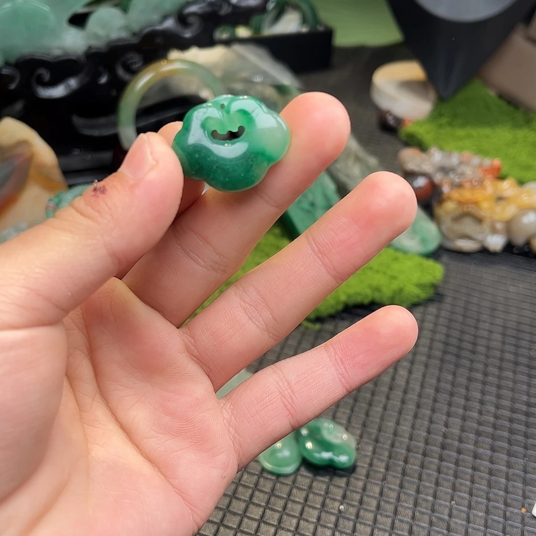 石英质玉（非洲翠）未镶嵌颈饰