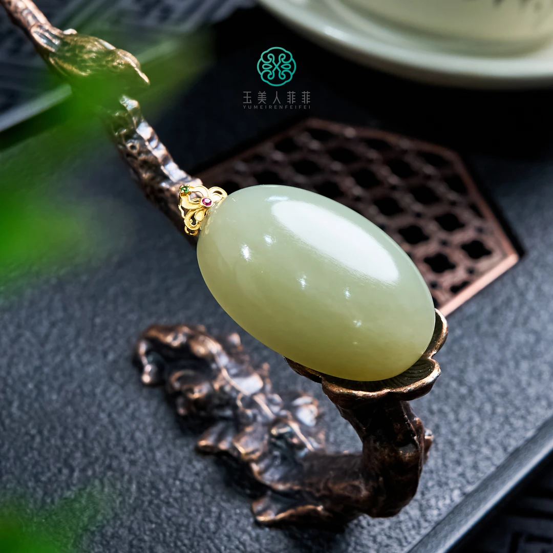 菲菲珠宝好~18K和田玉蛋面吊坠约33*20mm/多样性发一