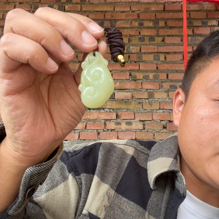 玉湖水色如意吊坠