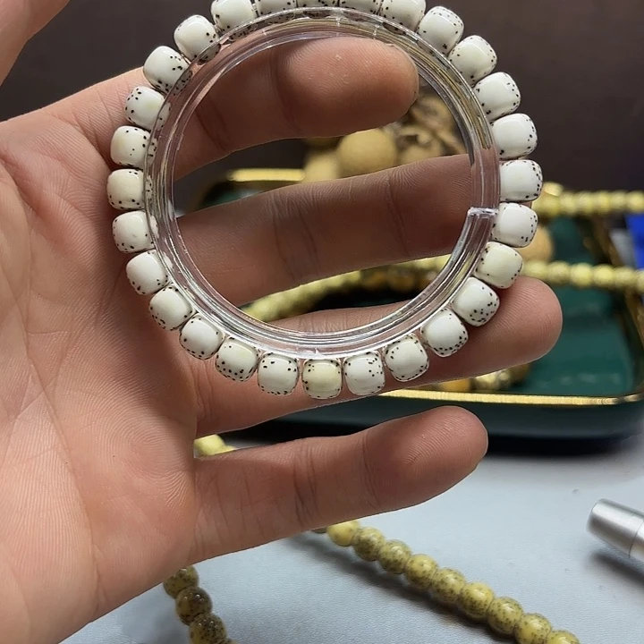 星月菩提手串F16。