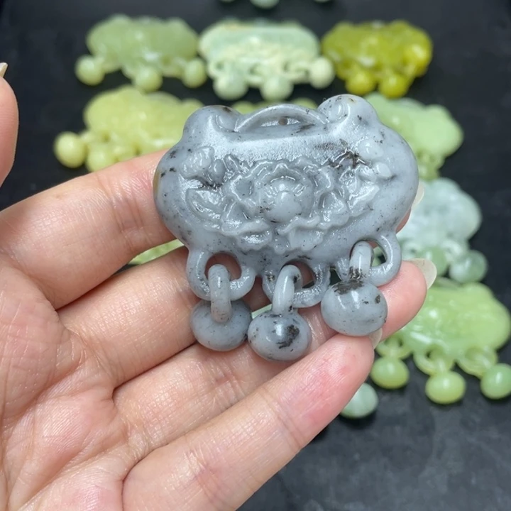清***婉蛇纹石玉合金颈饰