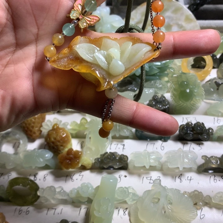 蛇纹石玉未镶嵌颈饰暴风雪荷花