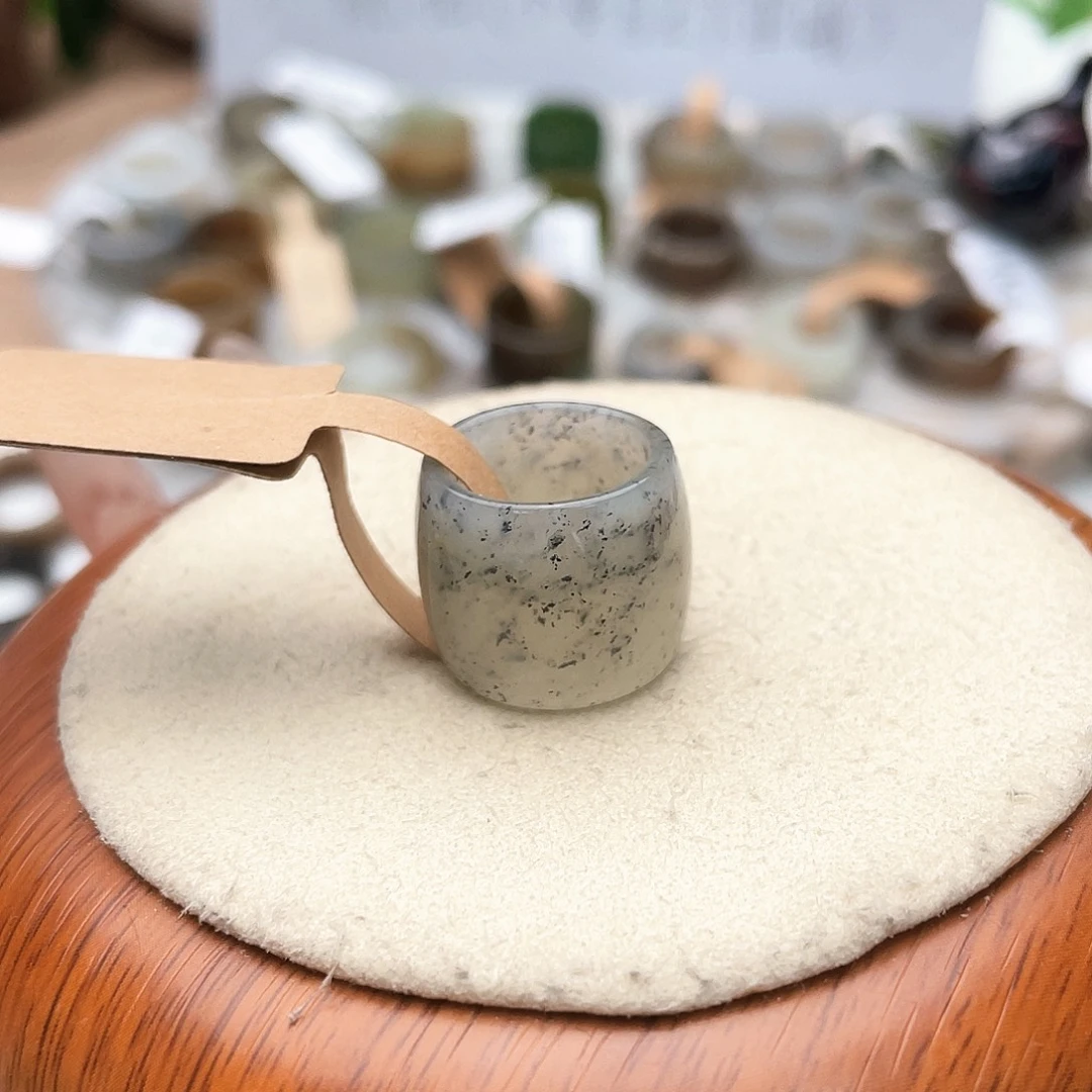 未镶嵌戒指和田玉（糖玉）c28点墨吨吨13.9不退货