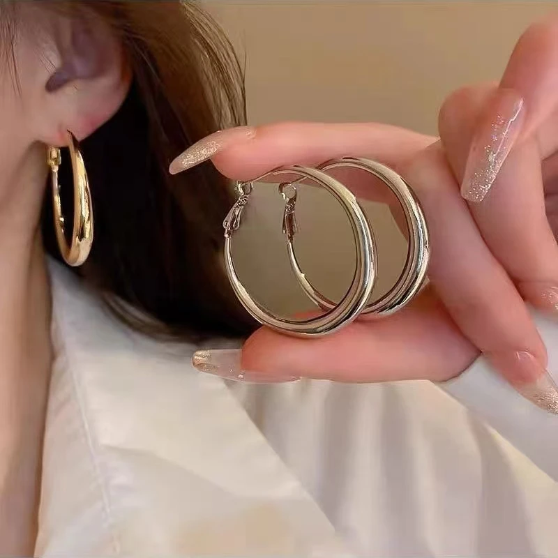 耳畔圆舞曲！金属冷淡风素圈耳环女小众轻奢时尚耳钉个性夸张耳饰