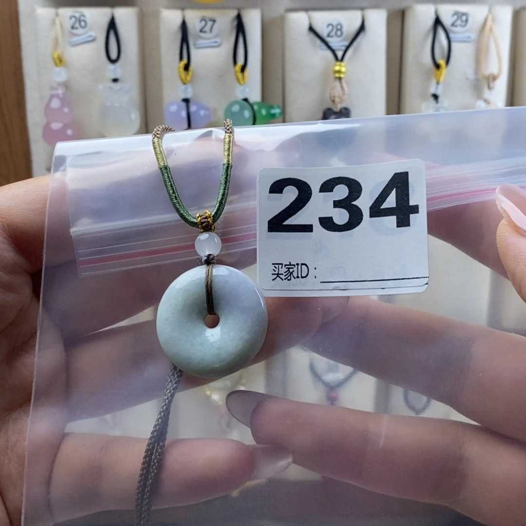 翡翠未镶嵌颈饰言*