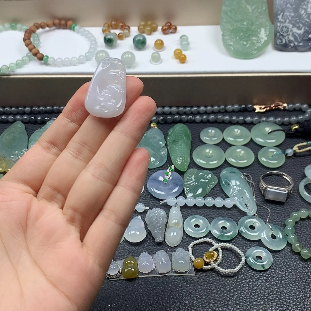 翡翠未镶嵌颈饰海豚