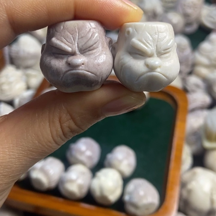 配饰鹿角雕刻一个出