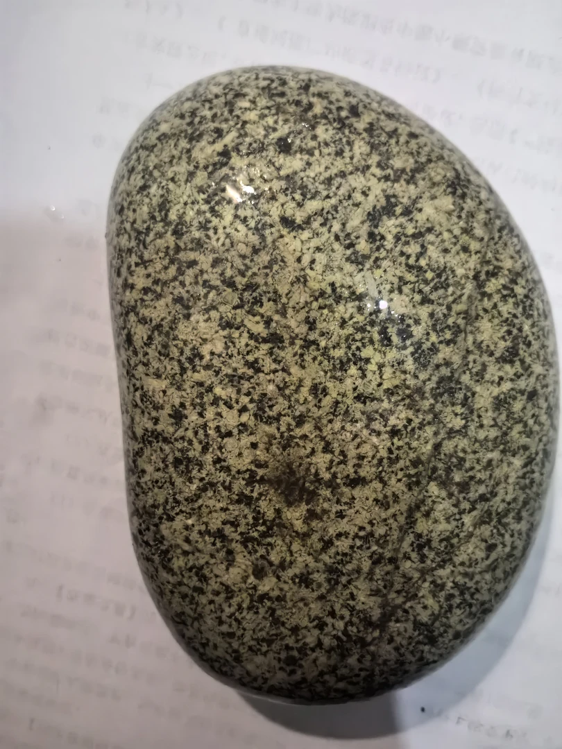 西藏天然保真冰种藏玉蛇纹石玉原石手把件西藏药王石小石头按斤称