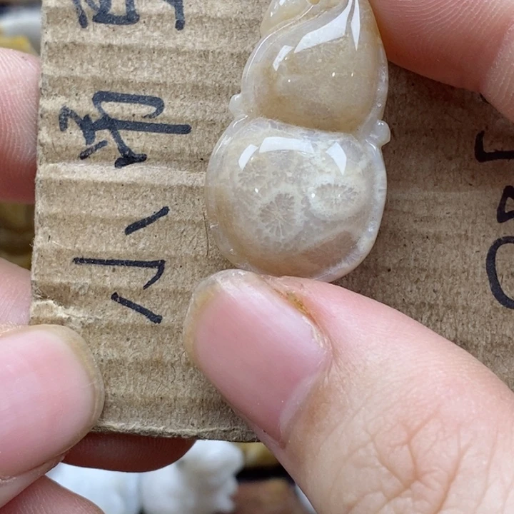 颈饰未镶嵌硅化珊瑚（珊瑚玉）?**像