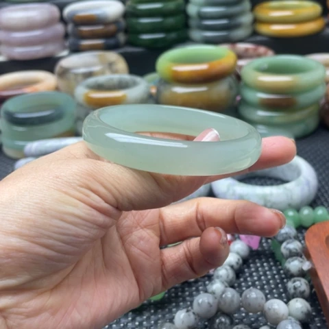 石英岩玉未镶嵌手镯