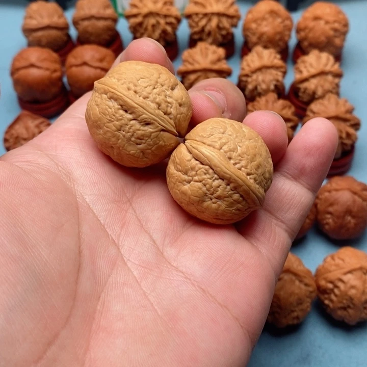 文玩核桃把件蛇皮球