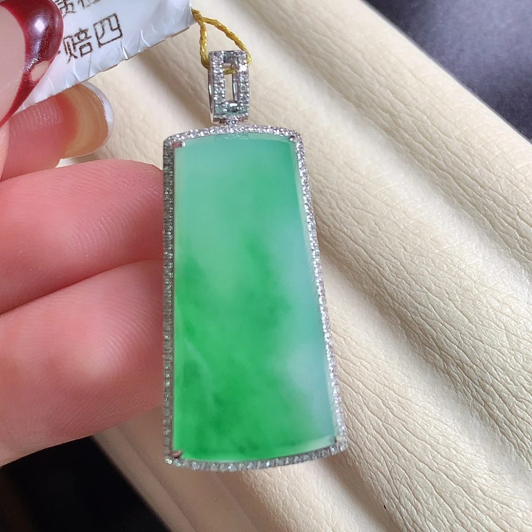 翡翠18K金镶嵌颈饰无事牌