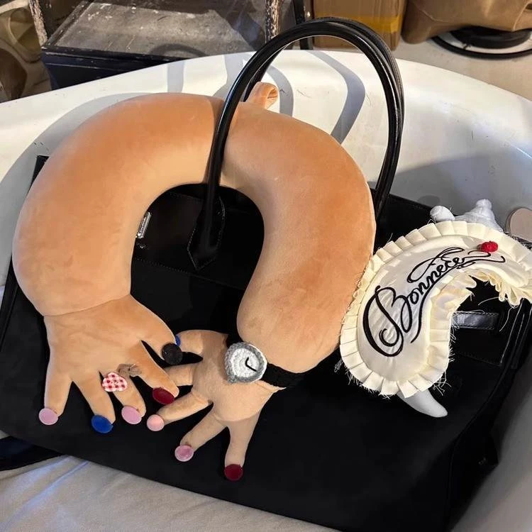 搞怪手指u型枕女生旅行高铁飞机护颈富婆美甲毛绒靠垫送女生礼物