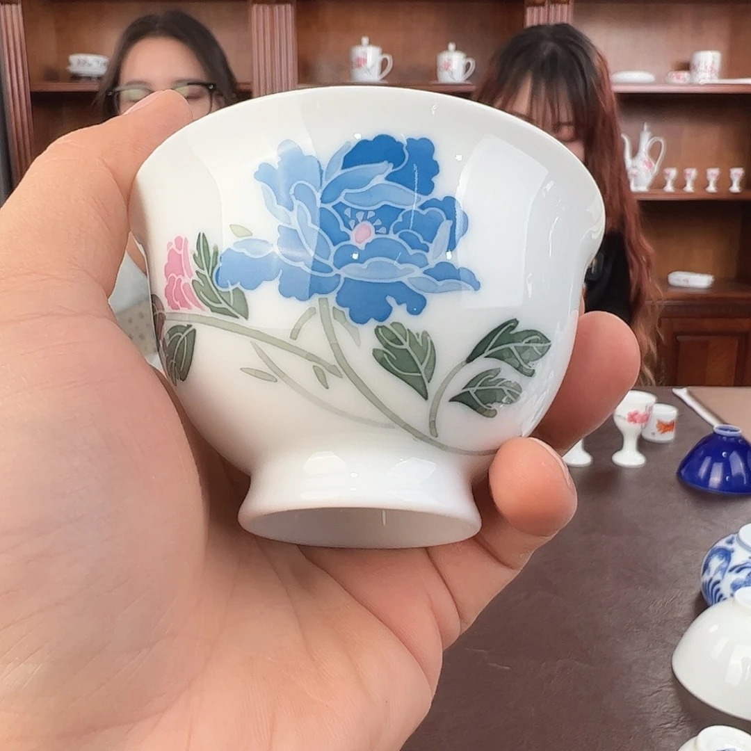 瓷柴窑釉下五彩花卉主人杯