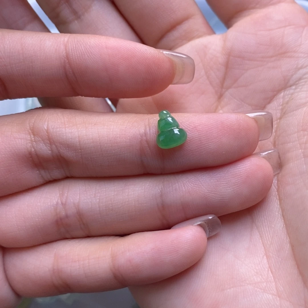 大***米翡翠未镶嵌颈饰15674