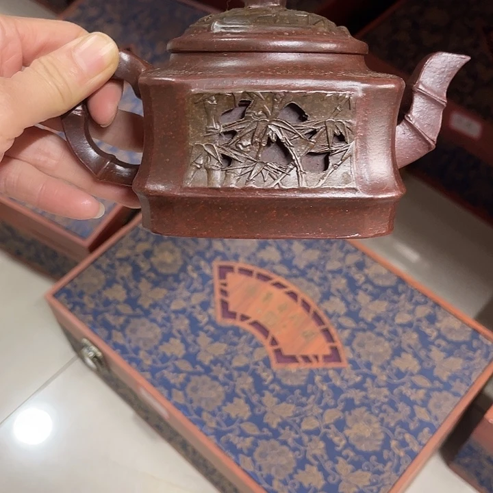 段泥茶壶原矿泥料手工制作的一把紫砂壶。