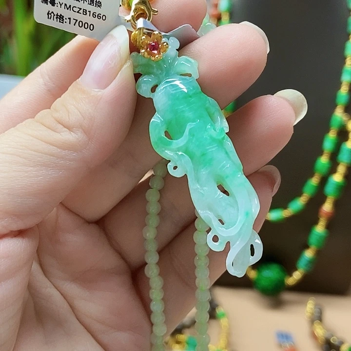 翡翠未镶嵌颈饰吊坠