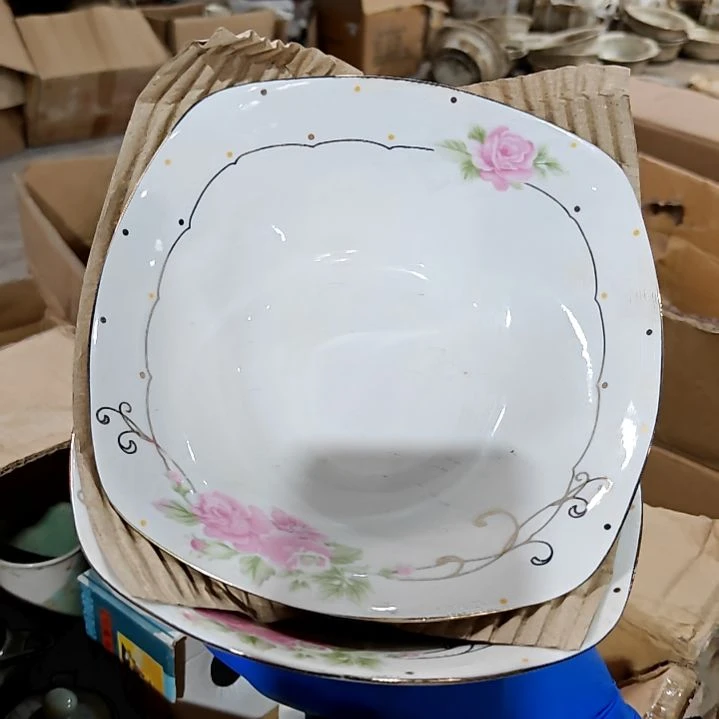 盘子碗茶壶啥都有