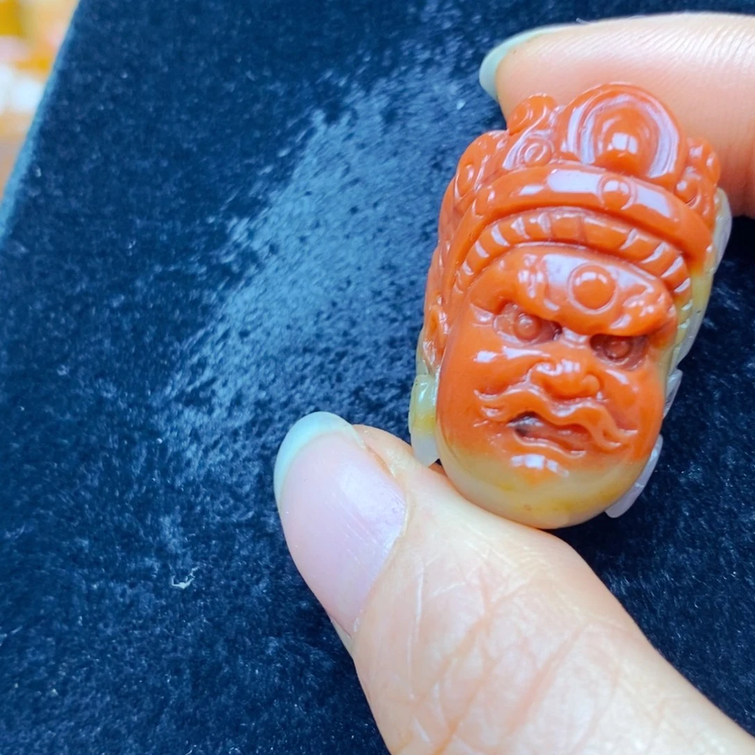未镶嵌石英质玉（黄龙玉）颈饰