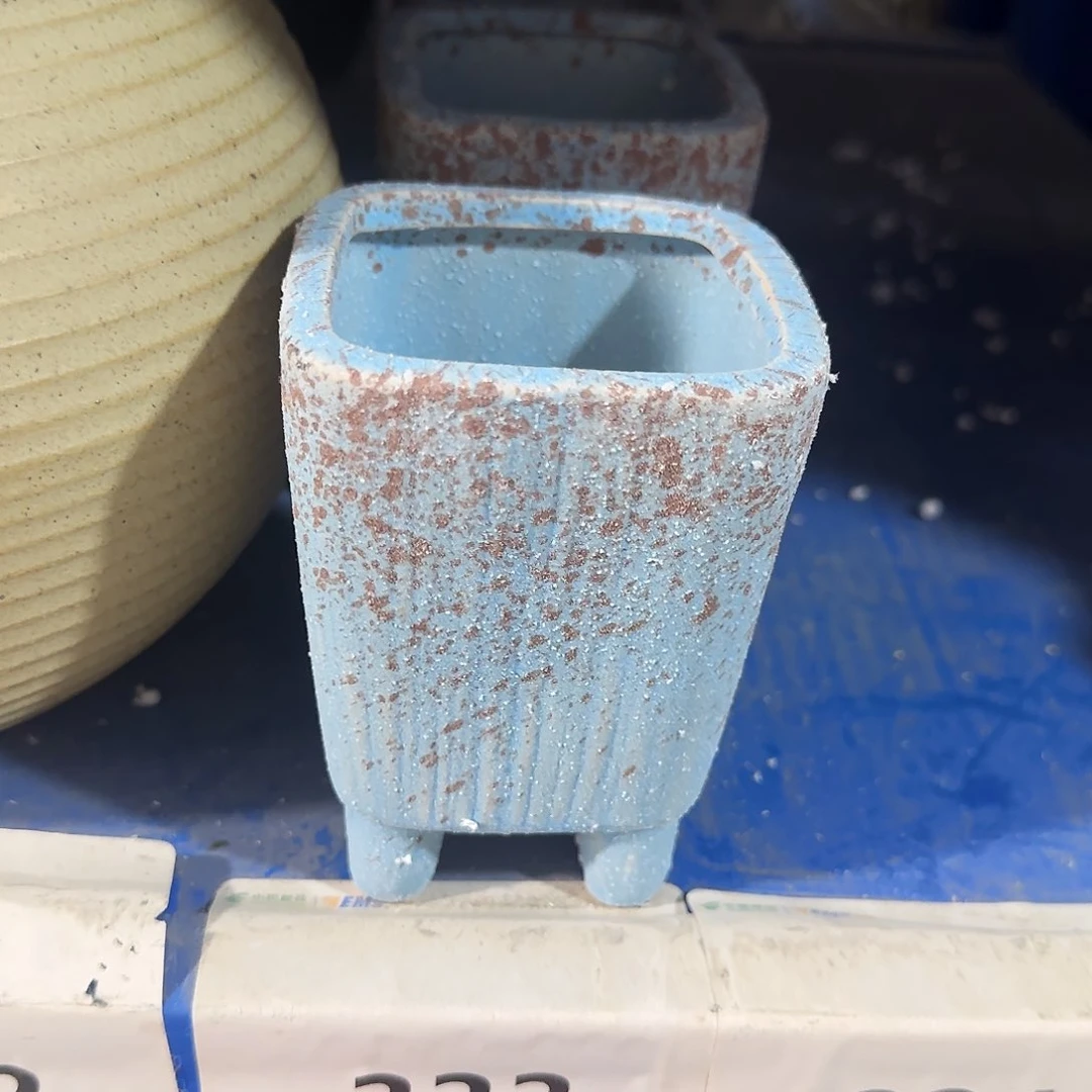 福利局库存尾单·有孔花盆当天满9元发333