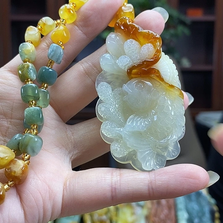 清***泉蛇纹石玉未镶嵌颈饰