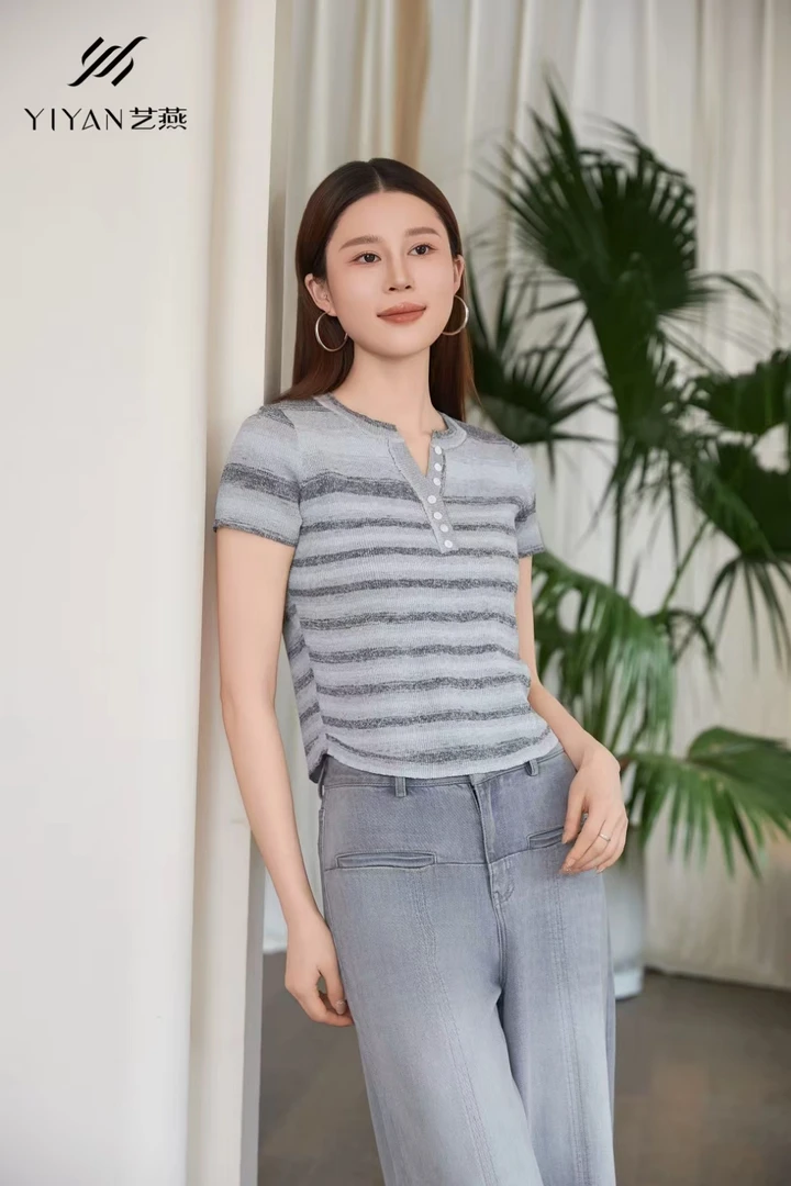 高智渐变V领短袖撞色纽扣短款针织衫女夏百搭季新款上衣修身条纹
