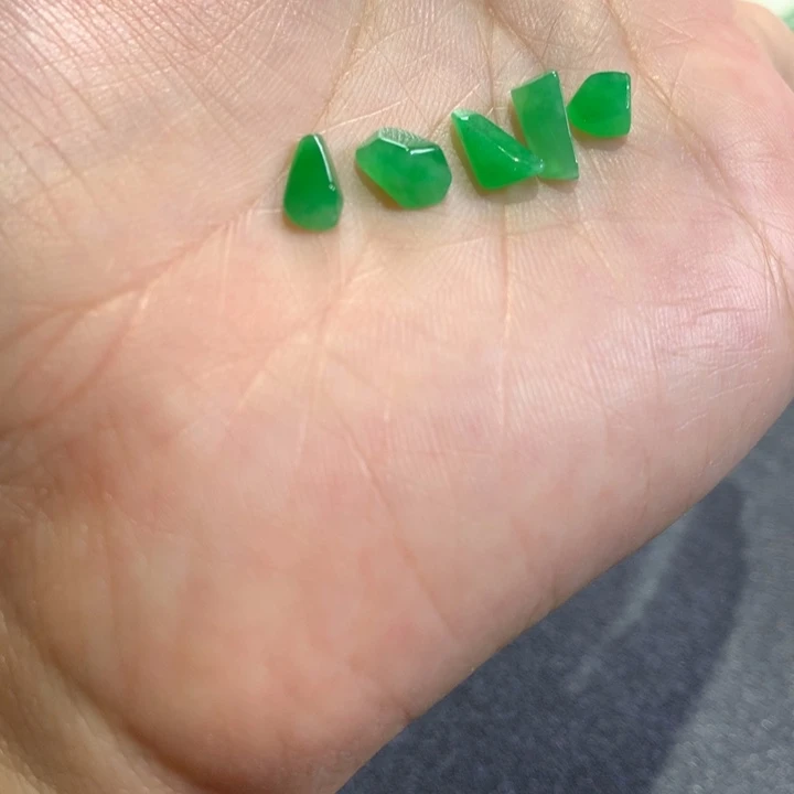 翡翠未镶嵌颈饰随形