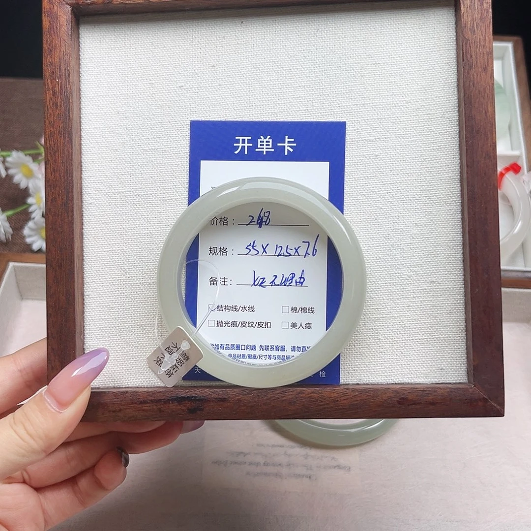 依***一未镶嵌手镯石英质玉