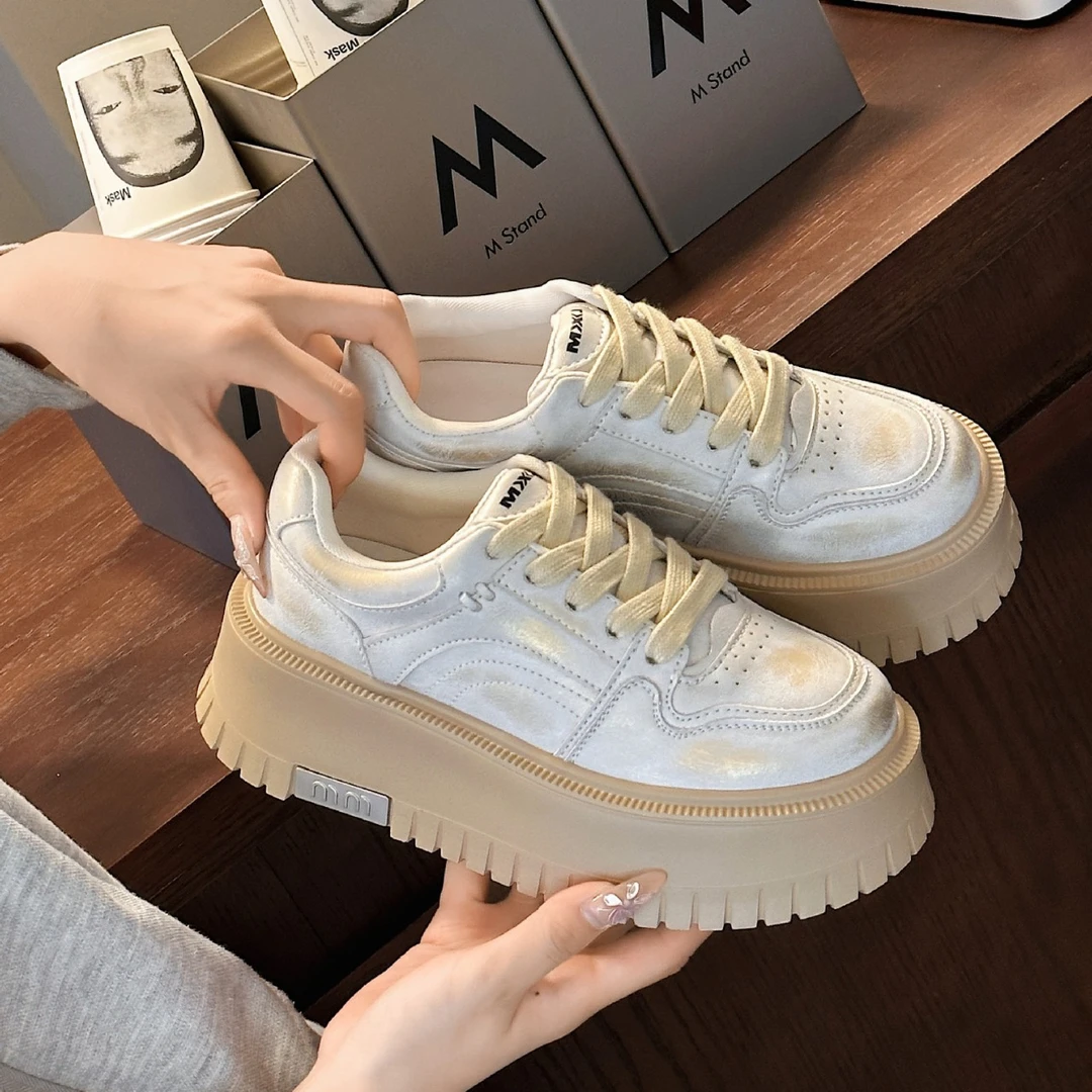 潮流小白鞋设计感鞋子女2025春秋新款气质松糕底增高圆头休闲板鞋