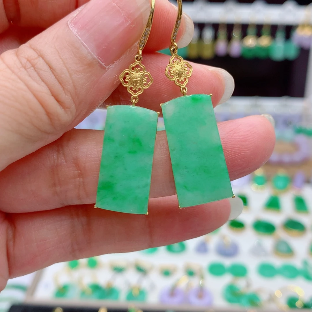 18K金镶嵌翡翠耳饰的