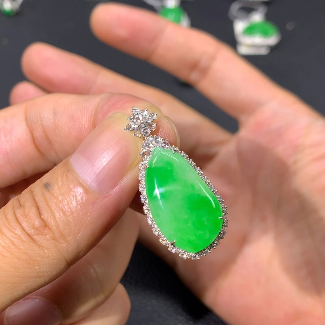 翡翠18K金镶嵌颈饰翡翠