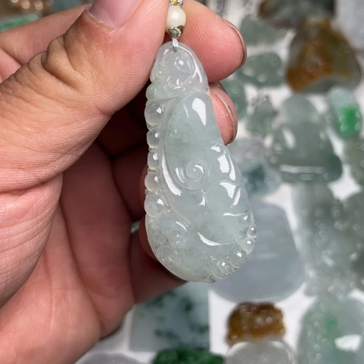 翡翠未镶嵌颈饰如意