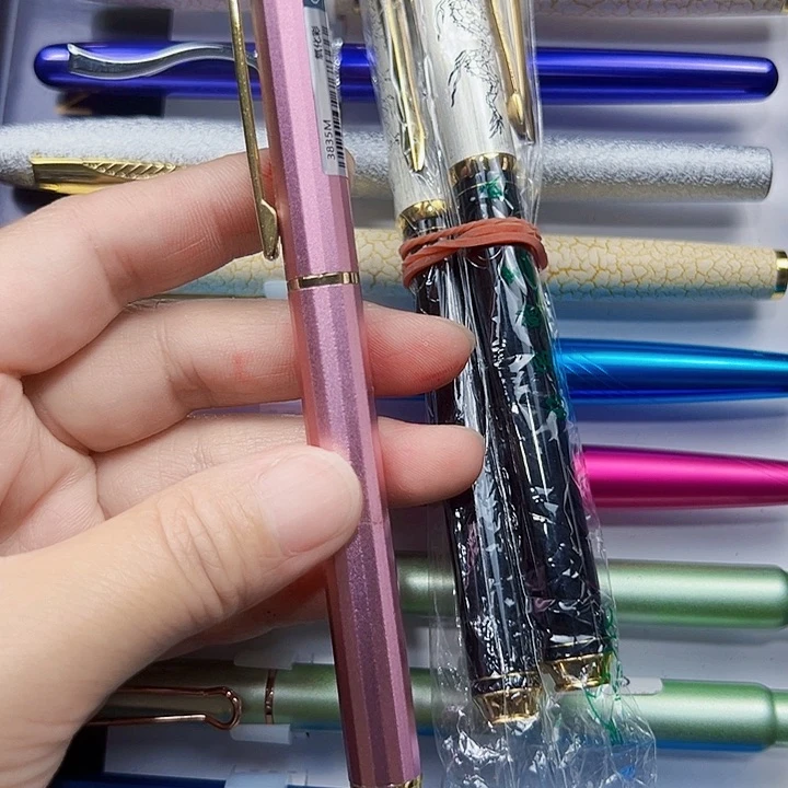 白****s依人3835粉色钢笔一支