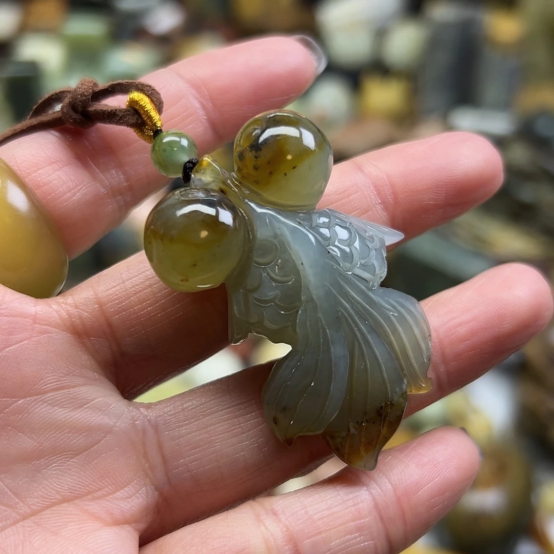 岫玉未镶嵌颈饰花玉俏色金鱼