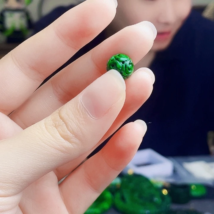 翡翠未镶嵌颈饰多样性